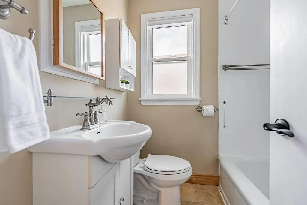 Cheerful 3 Bedrooms Free Parking Toronto Chalet